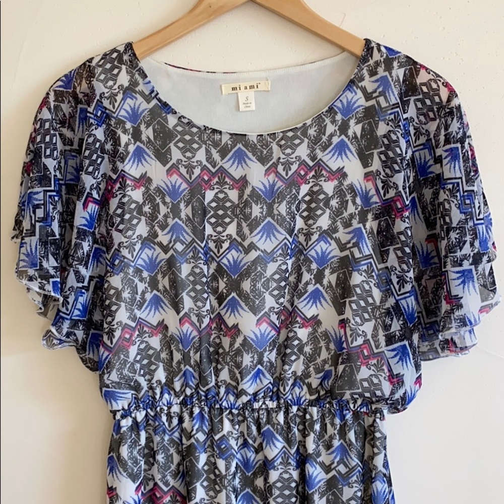 Small Flowy Patterned Dress - Picture 6 of 9